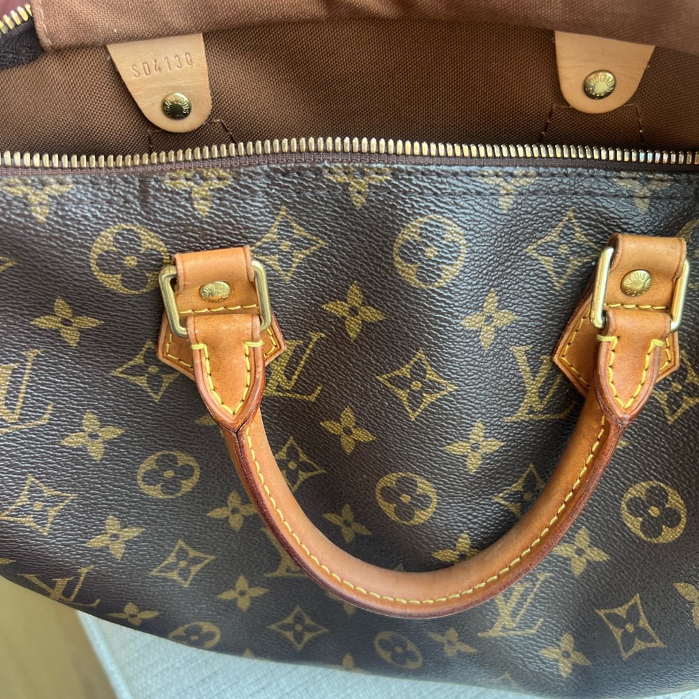 The Speedy Bandoulière 30 in signature Monogram canvas.  Comes with strap. - Picture 6 of 11